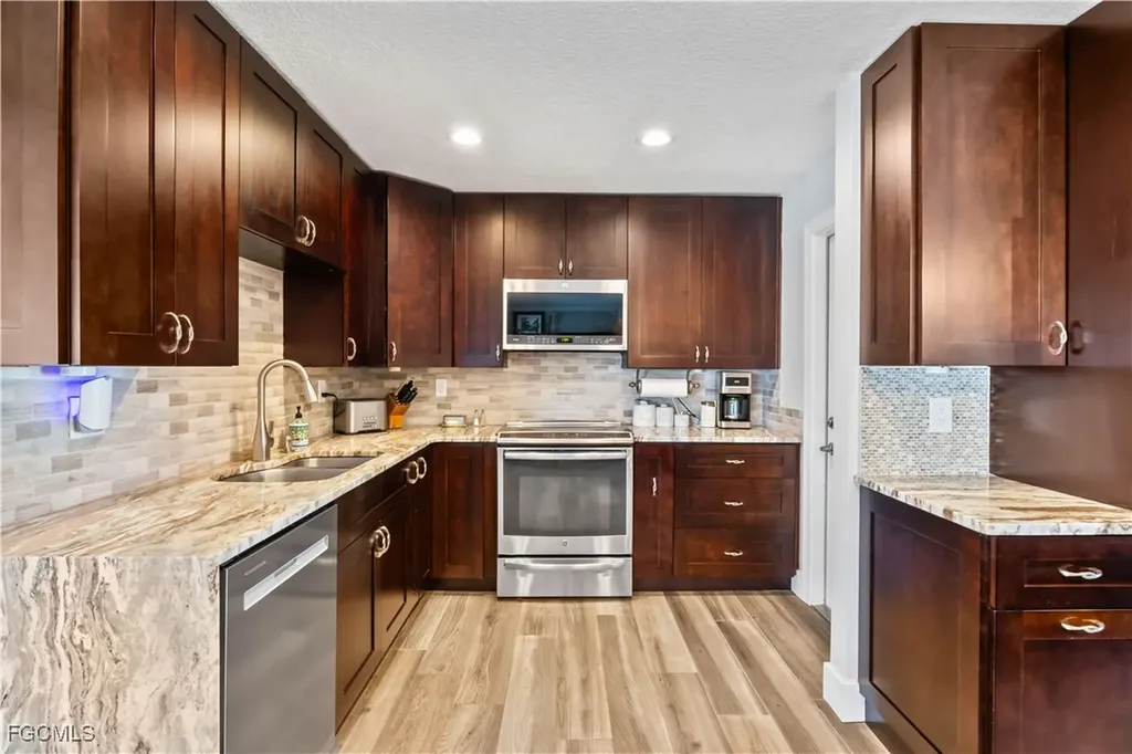 3122 SE 18th Place Cape Coral FL 33904