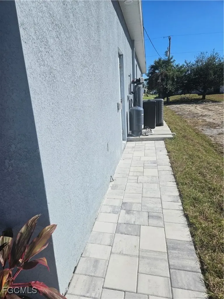 2813 NE 6th Avenue Cape Coral FL 33909