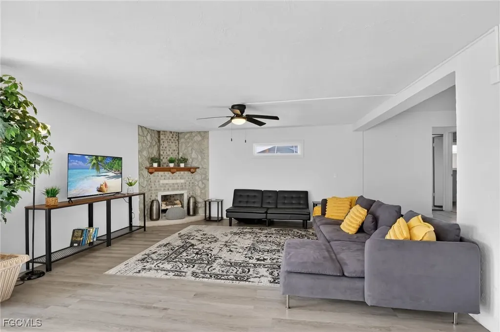 918 SE 35th Street Cape Coral FL 33904