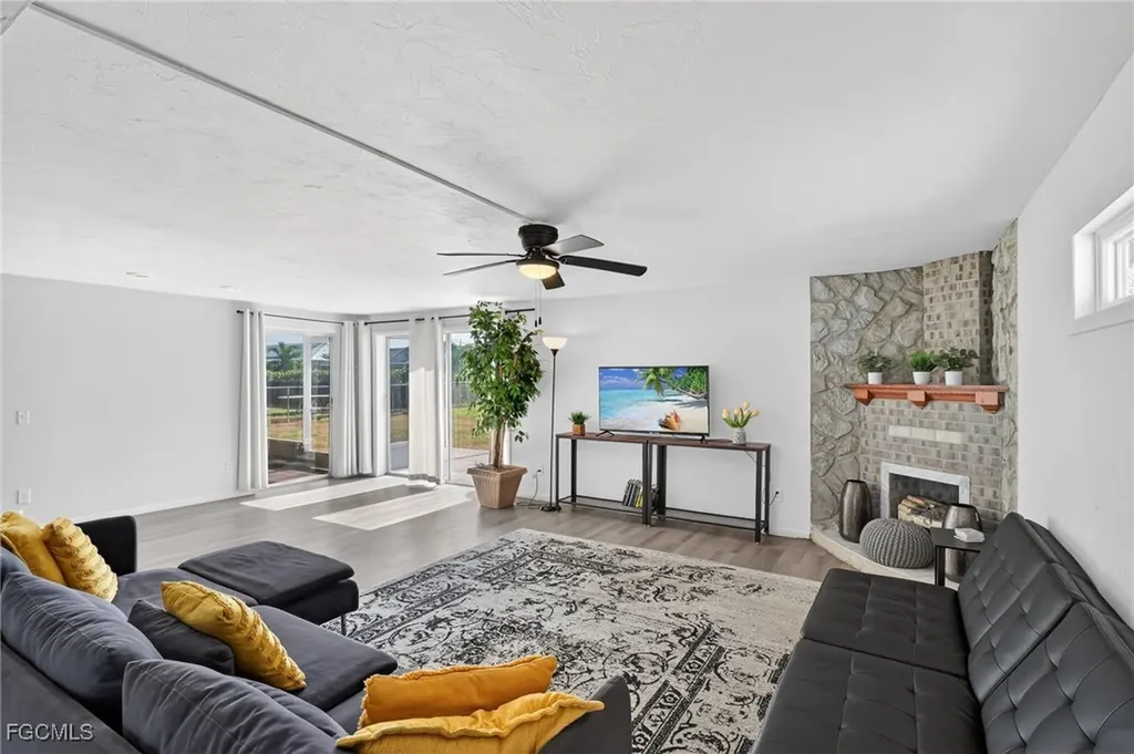 918 SE 35th Street Cape Coral FL 33904