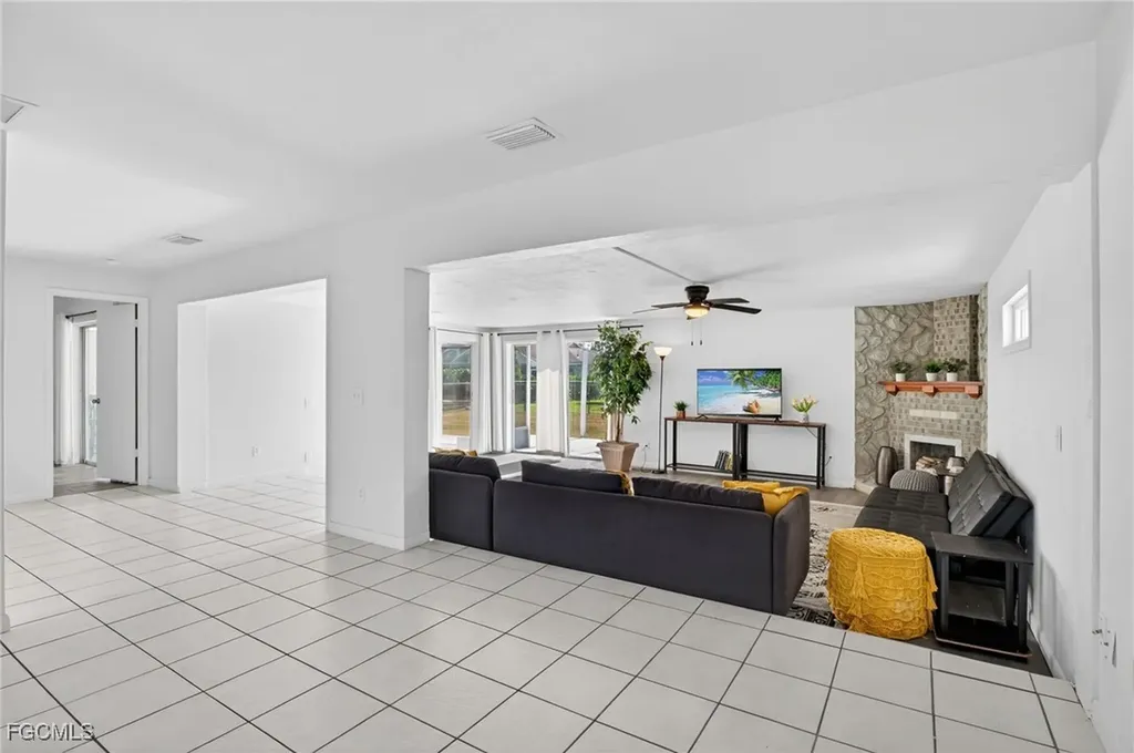 918 SE 35th Street Cape Coral FL 33904