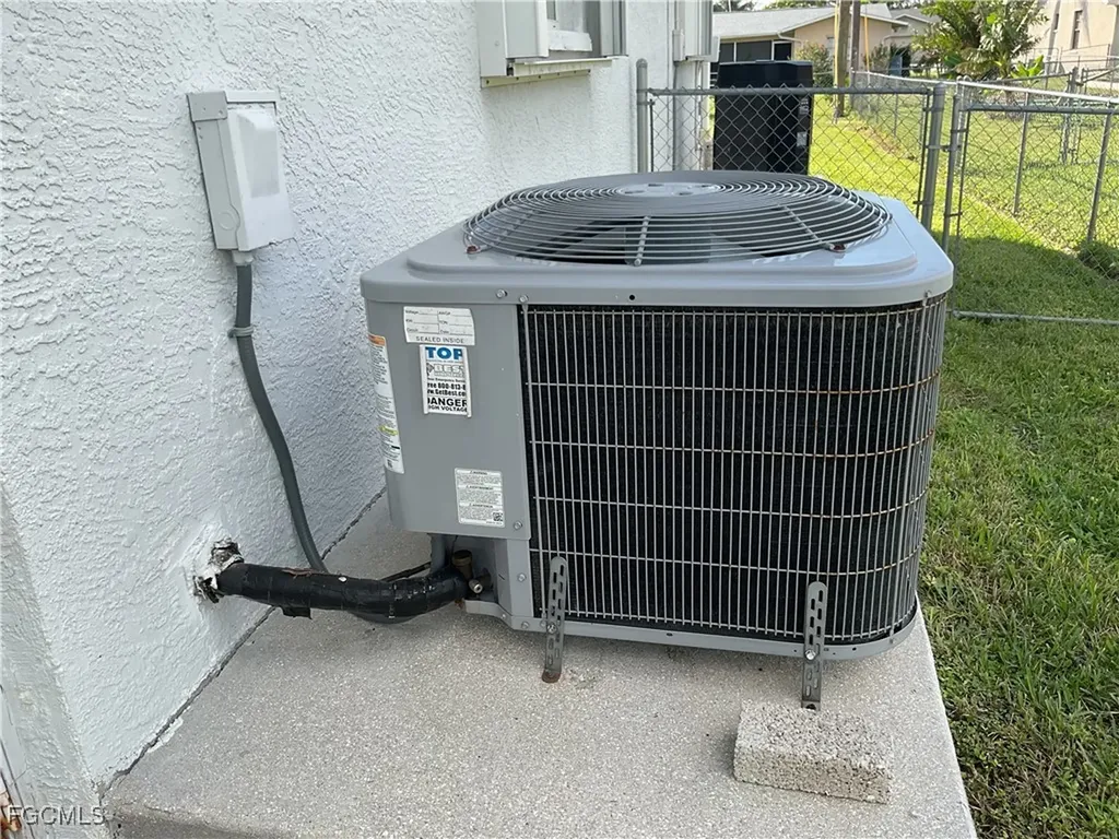 3920 SE 2nd Place Cape Coral FL 33904