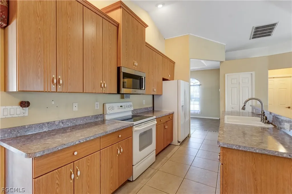 3908 SE 2nd Avenue Cape Coral FL 33904