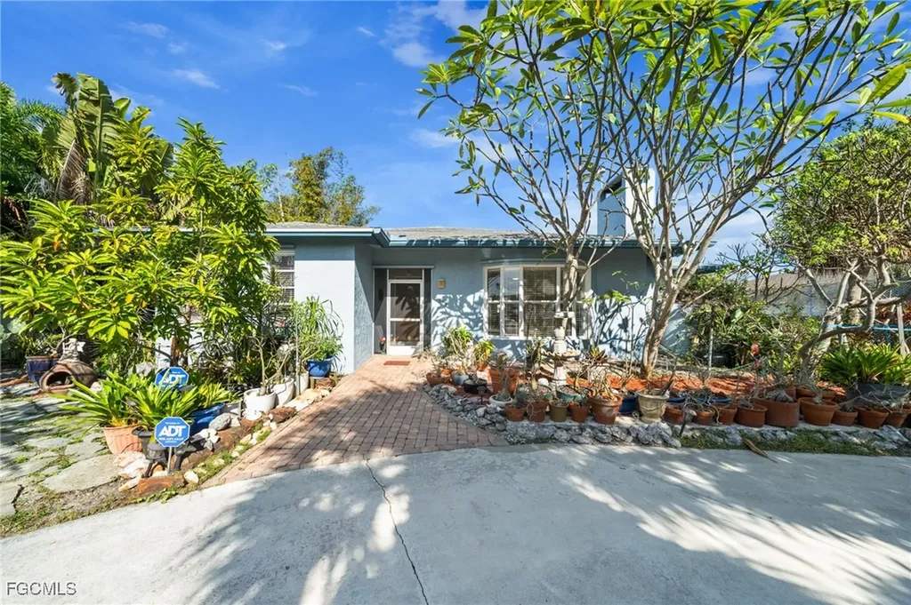 813 105th Avenue N Naples FL 34108