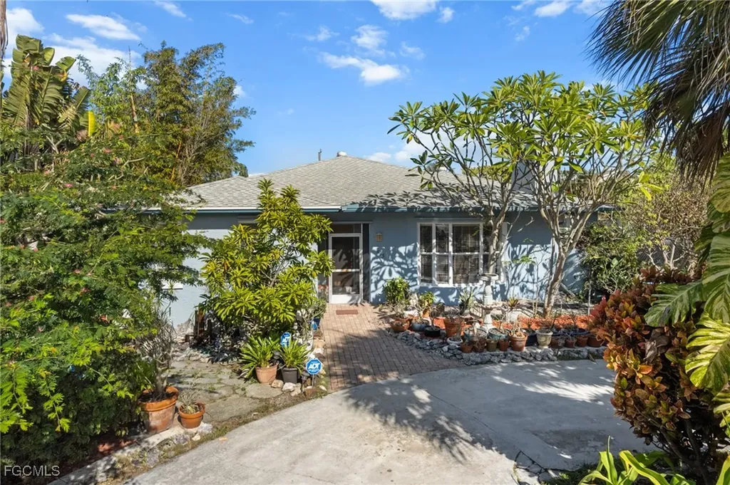813 105th Avenue N Naples FL 34108