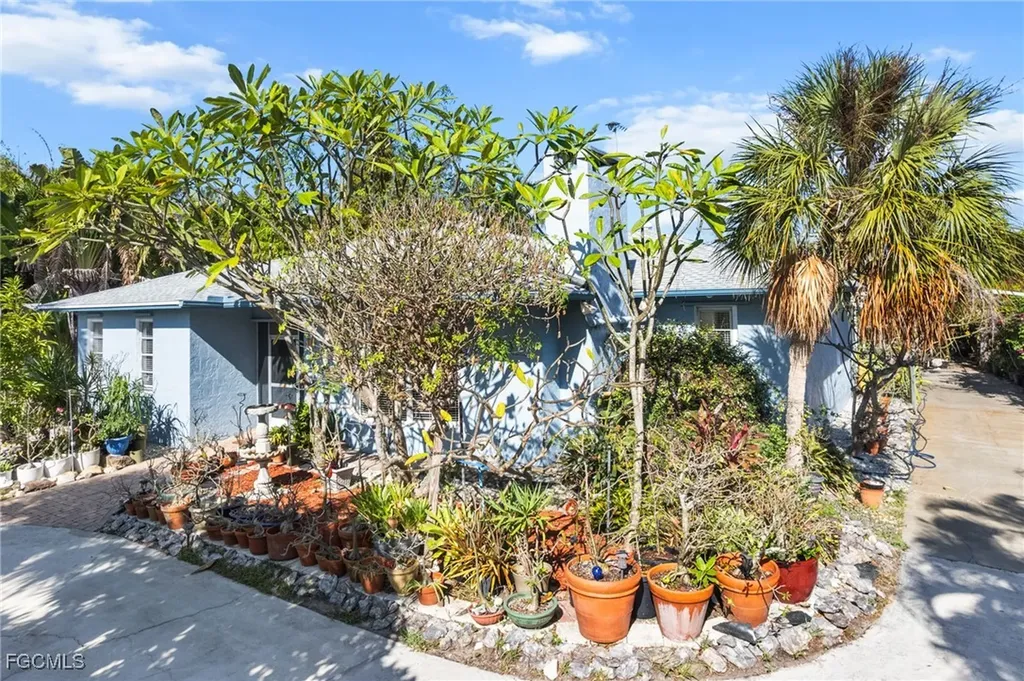813 105th Avenue N Naples FL 34108
