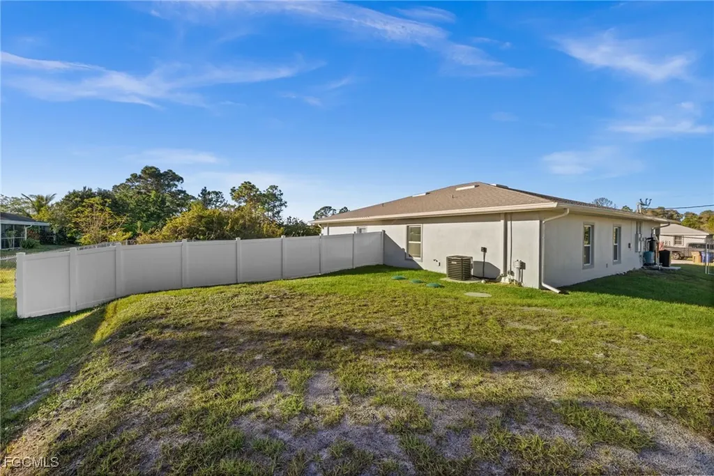 915-917 Graystone Avenue Lehigh Acres FL 33974