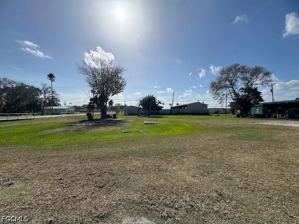 628 Railroad Avenue NW Moore Haven FL 33471