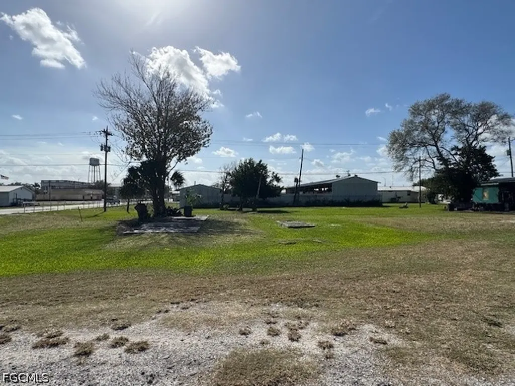 628 Railroad Avenue NW Moore Haven FL 33471