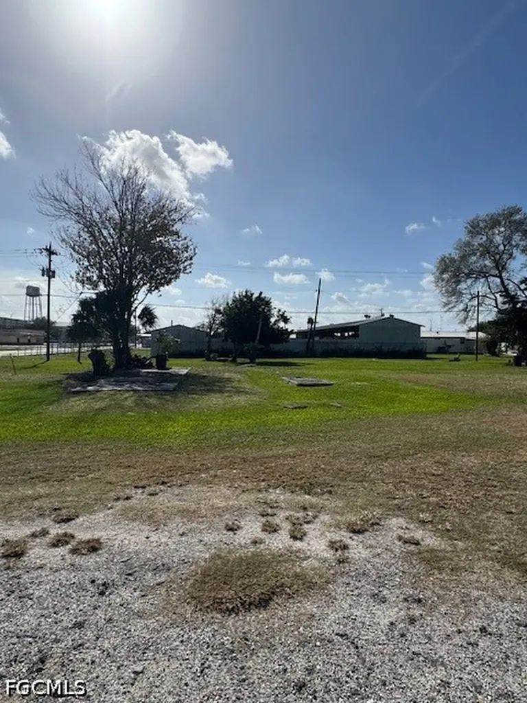 628 Railroad Avenue NW Moore Haven FL 33471