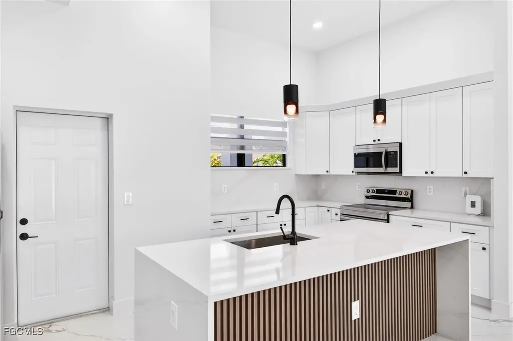 27 SW 8th Place Cape Coral FL 33991