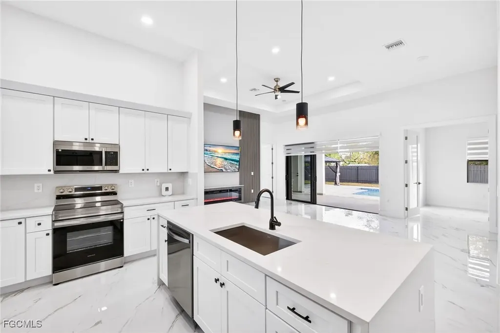 27 SW 8th Place Cape Coral FL 33991