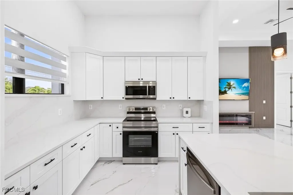 27 SW 8th Place Cape Coral FL 33991