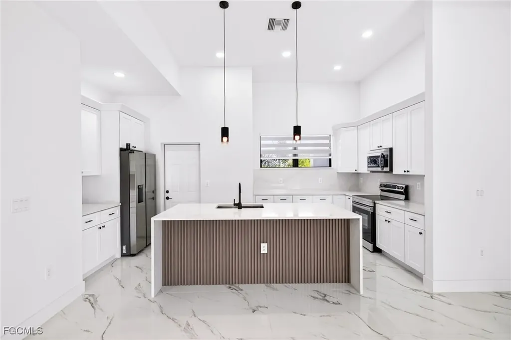 27 SW 8th Place Cape Coral FL 33991