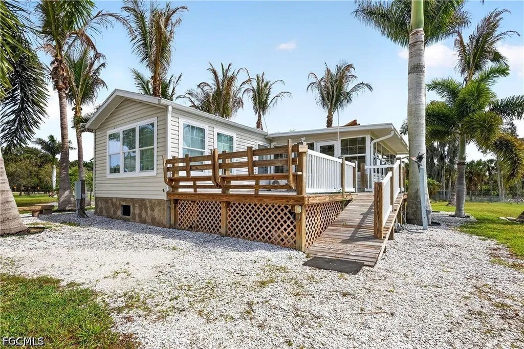 3342 County Road 721 Loop Moore Haven FL 33471