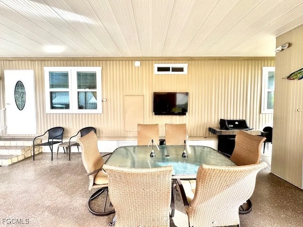 5520 Colonial Road North Fort Myers FL 33917