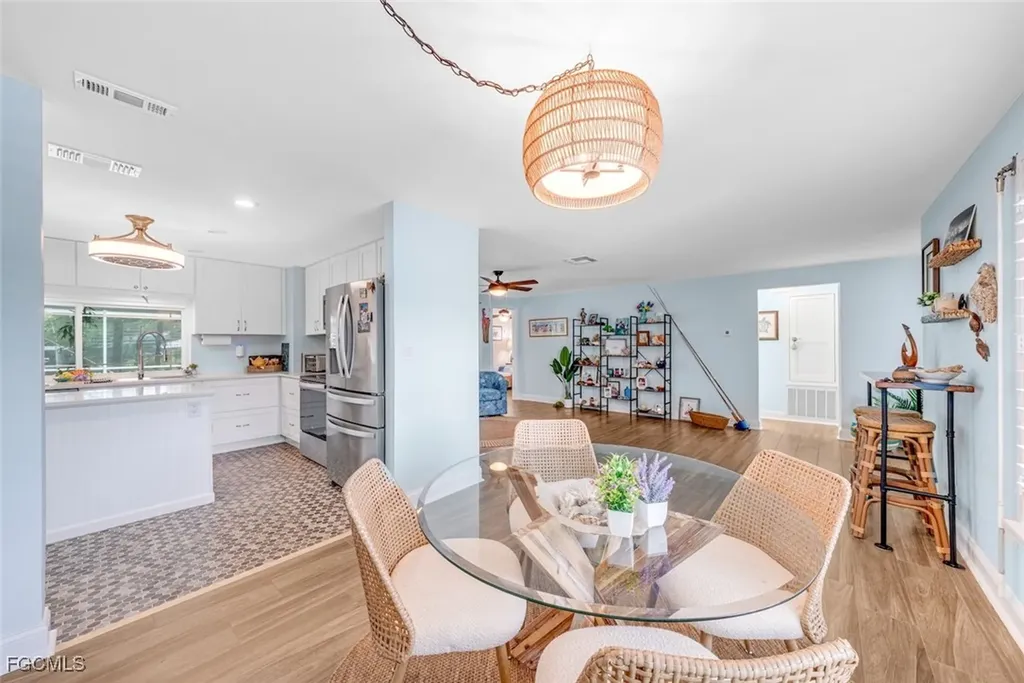 1076 Captains Walk Street Sanibel FL 33957