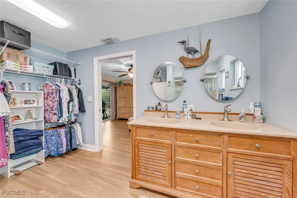 1076 Captains Walk Street Sanibel FL 33957