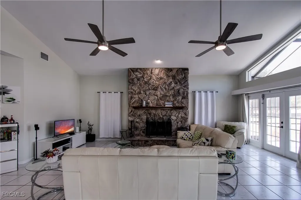 4332 Country Club Boulevard Cape Coral FL 33904