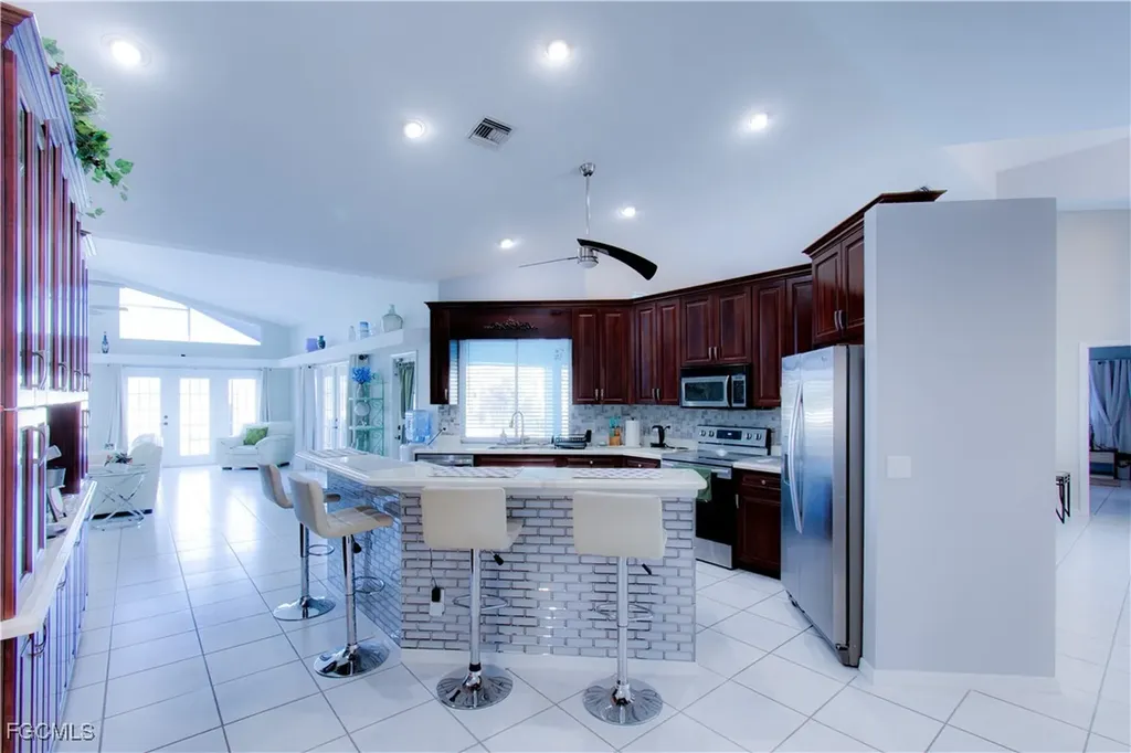 4332 Country Club Boulevard Cape Coral FL 33904