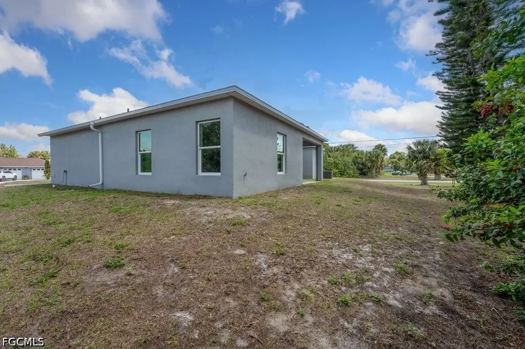 15 Hampton Avenue Lehigh Acres FL 33936