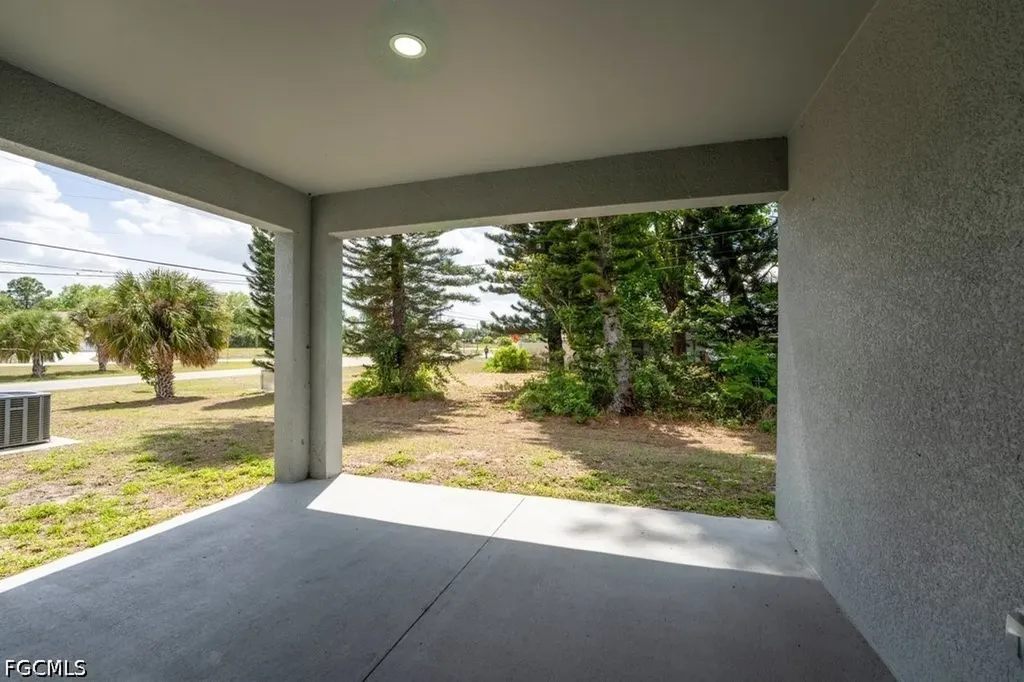 15 Hampton Avenue Lehigh Acres FL 33936
