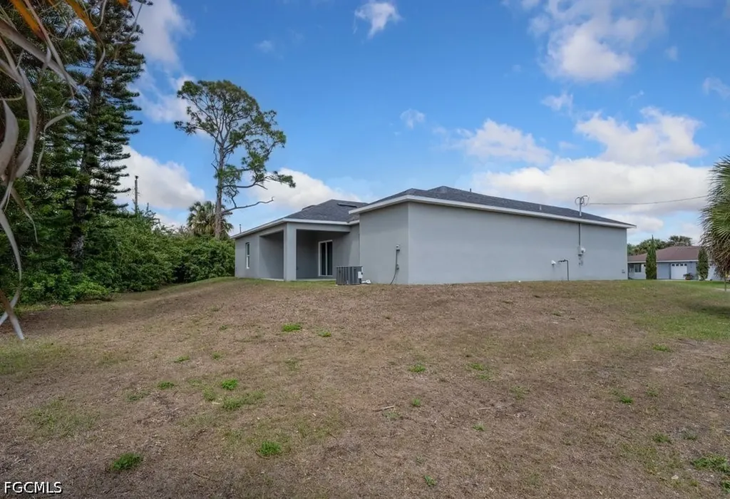15 Hampton Avenue Lehigh Acres FL 33936