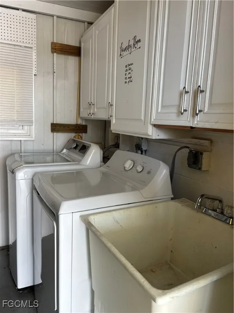 526 Pine Tree Court North Fort Myers FL 33917