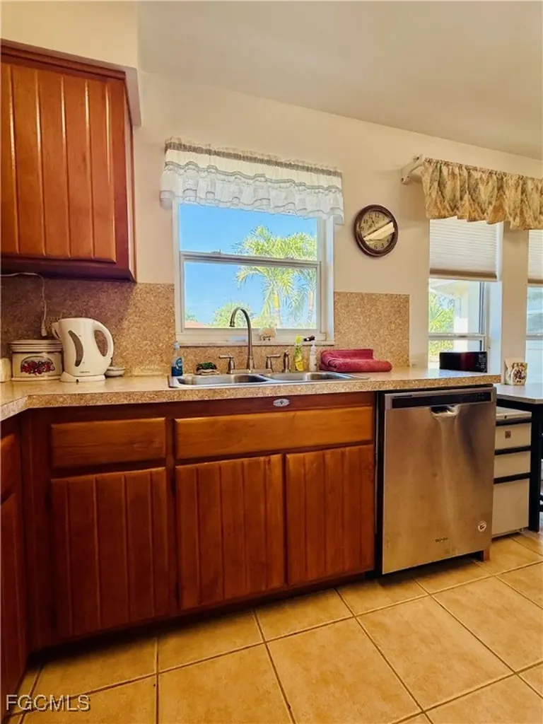 1418 SE 43rd Street Cape Coral FL 33904