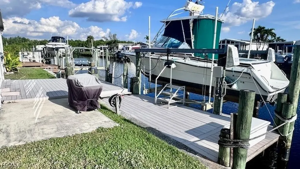 5545 Sir Walter Way North Fort Myers FL 33917