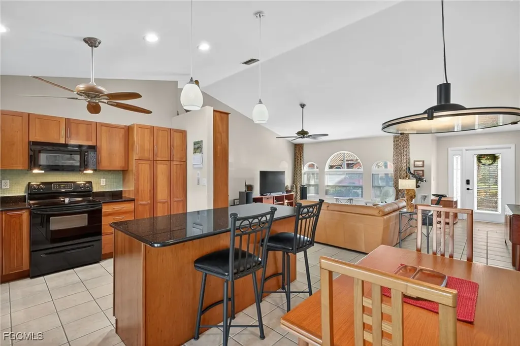 609 SE 17th Street Cape Coral FL 33990