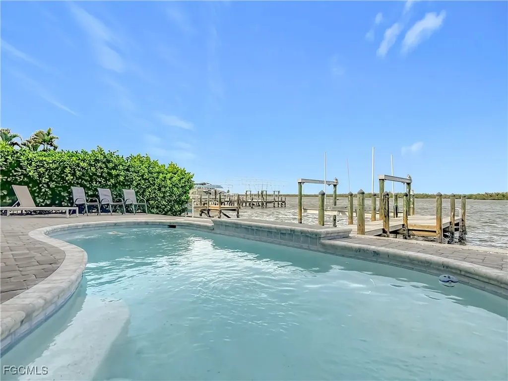 383 Seminole Way Fort Myers Beach FL 33931