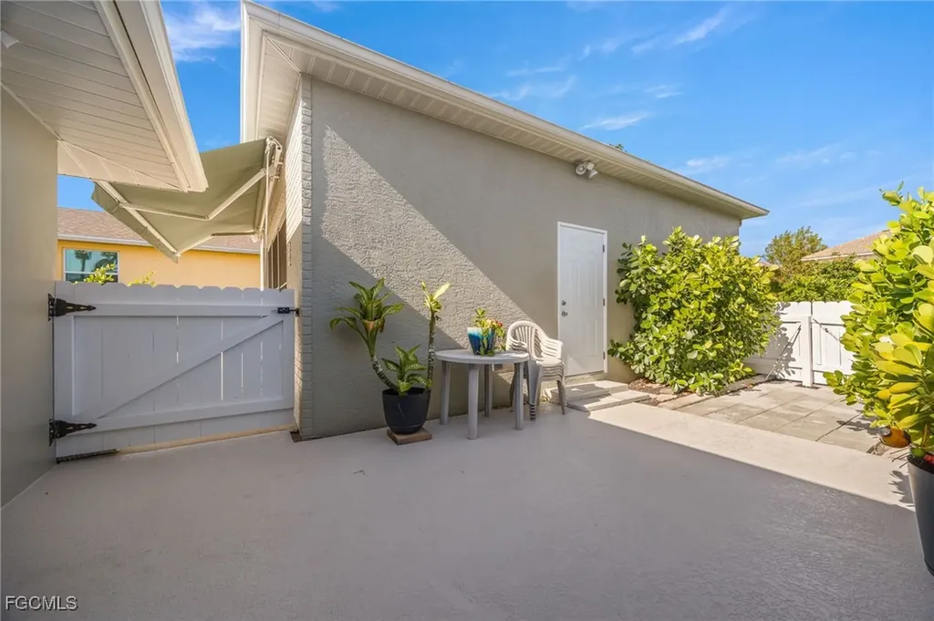 5128 York Court Cape Coral FL 33904