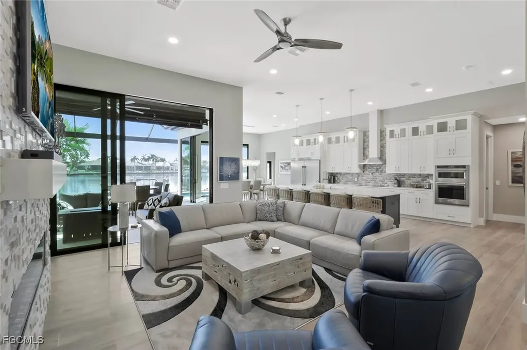 1812 Lagoon Lane Cape Coral FL 33914