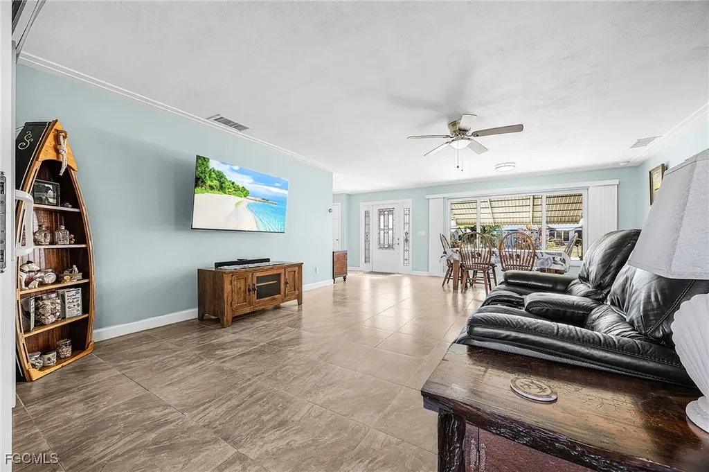 425 Pinecrest Court Cape Coral FL 33904