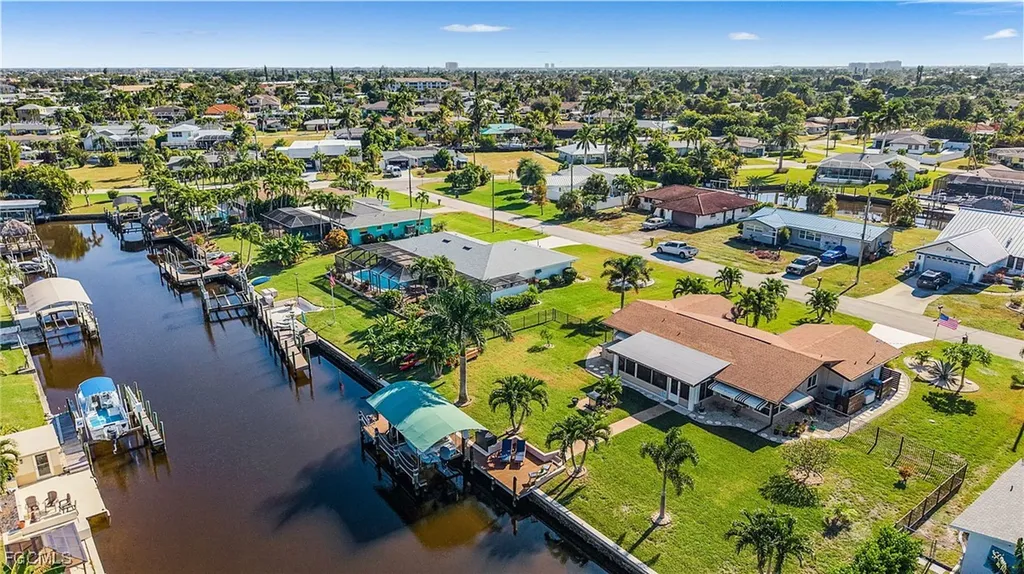 425 Pinecrest Court Cape Coral FL 33904