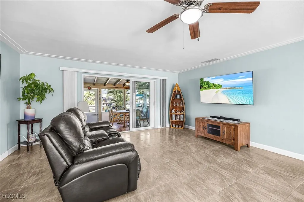 425 Pinecrest Court Cape Coral FL 33904