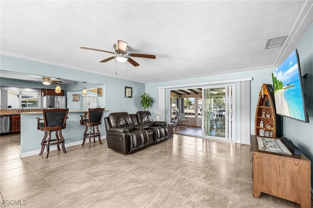 425 Pinecrest Court Cape Coral FL 33904