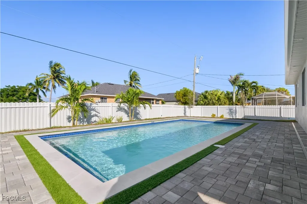2717 NW 4th Street Cape Coral FL 33993