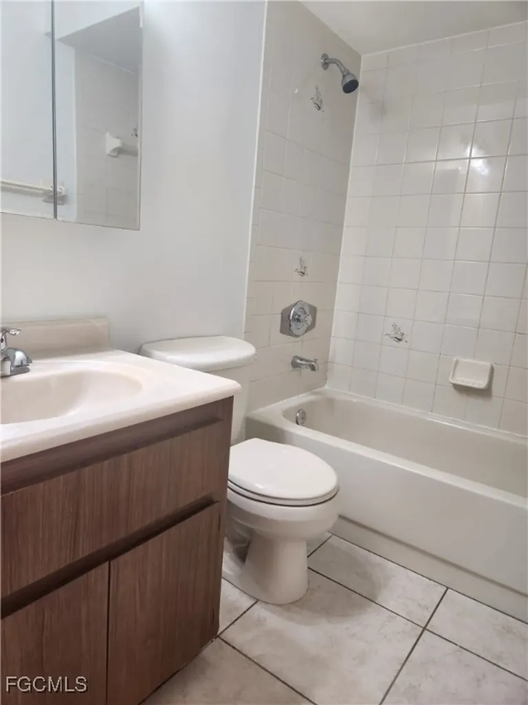 1623 SW Santa Barbara Place Cape Coral FL 33991