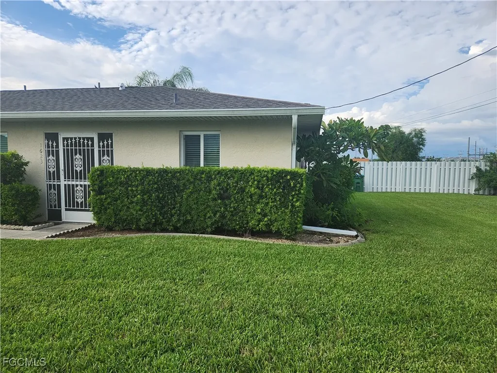 1623 SW Santa Barbara Place Cape Coral FL 33991