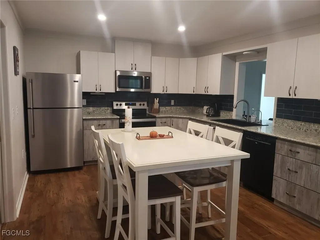 2111 Waylife Court Alva FL 33920