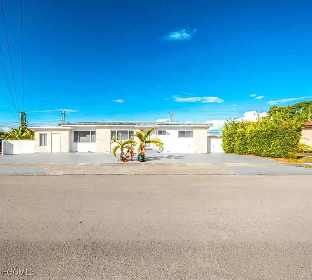 9365 SW 44th Street Miami FL 33165