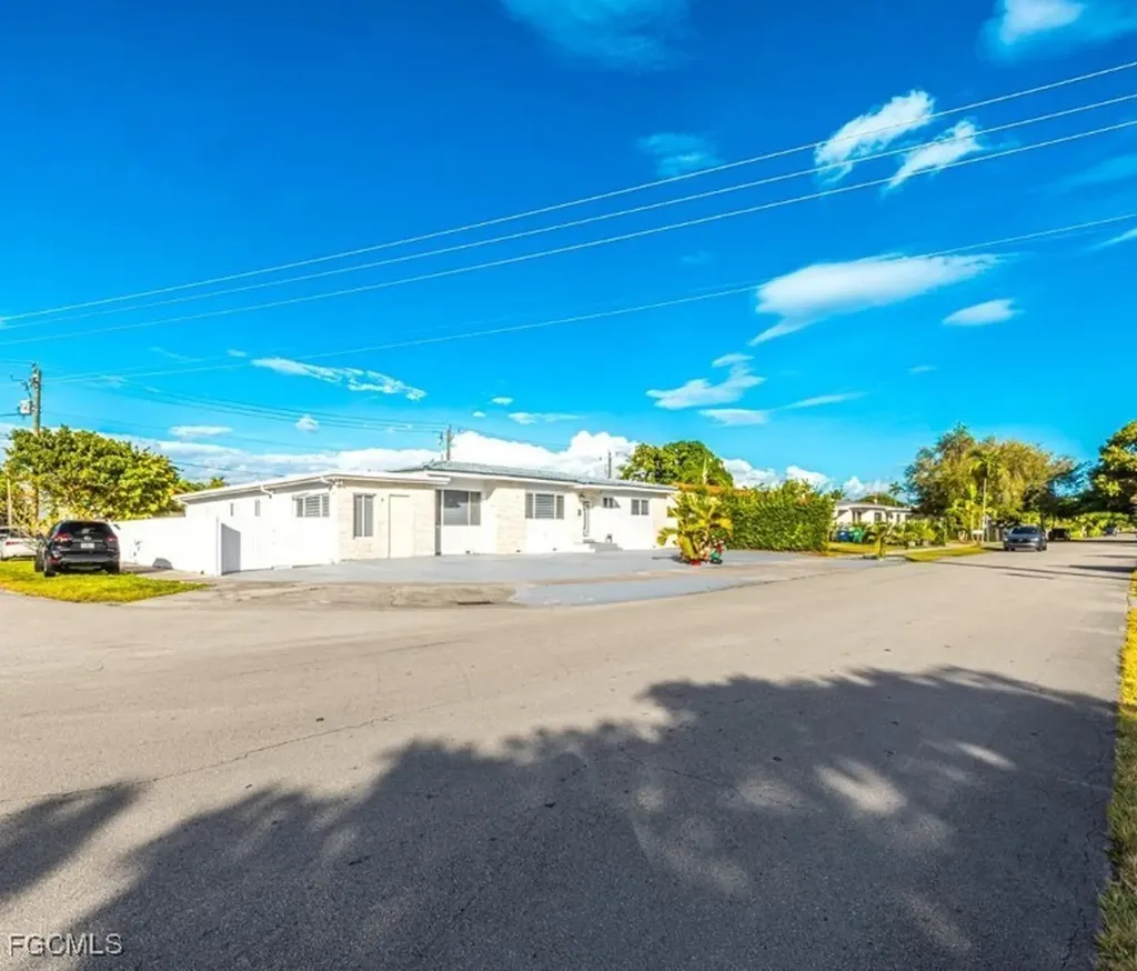 9365 SW 44th Street Miami FL 33165