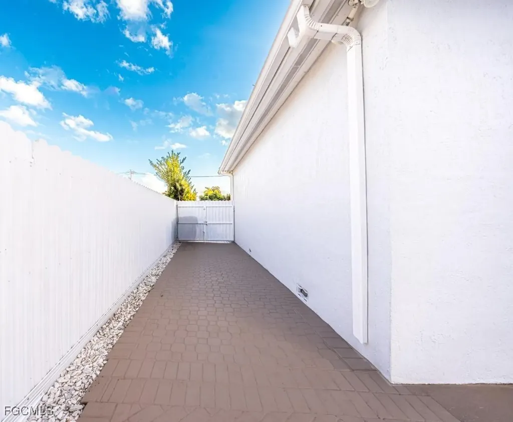 9365 SW 44th Street Miami FL 33165
