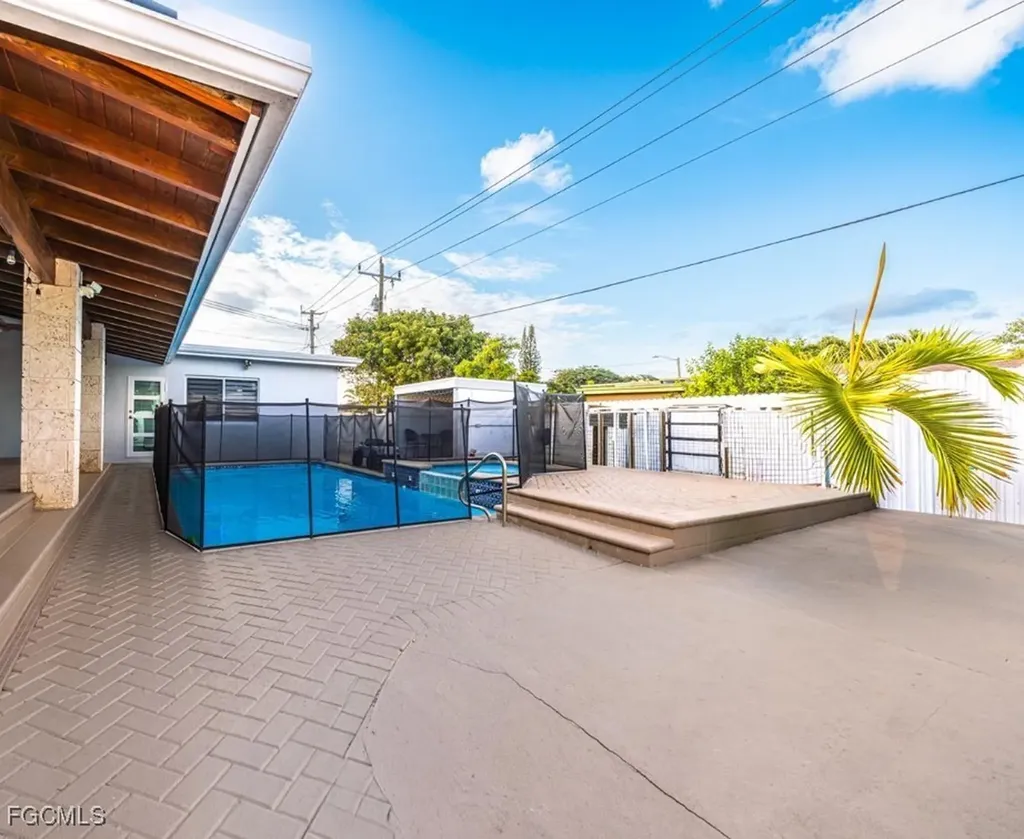 9365 SW 44th Street Miami FL 33165