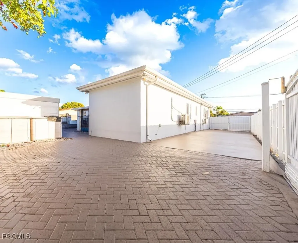 9365 SW 44th Street Miami FL 33165