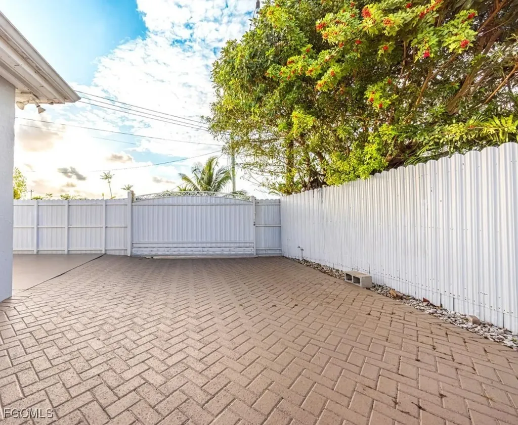 9365 SW 44th Street Miami FL 33165