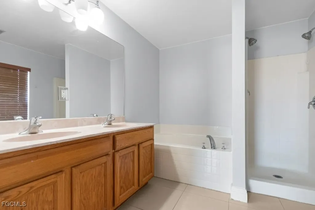 4176 NE 8th Place Cape Coral FL 33909