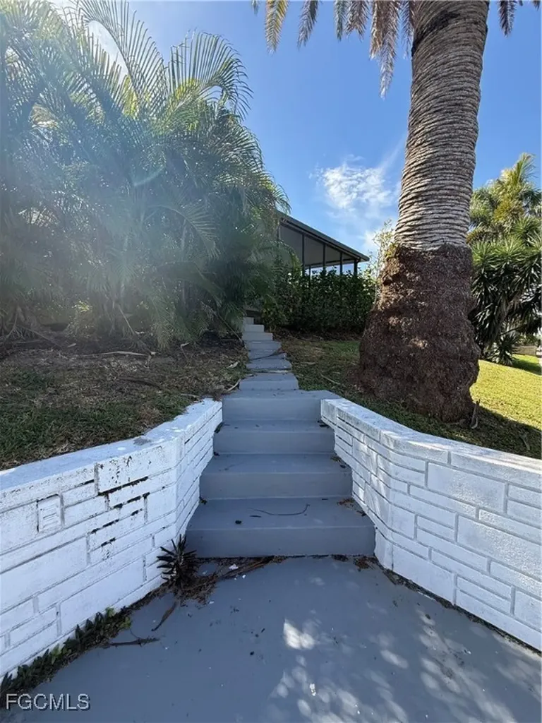 711 SE 33rd Terrace Cape Coral FL 33904
